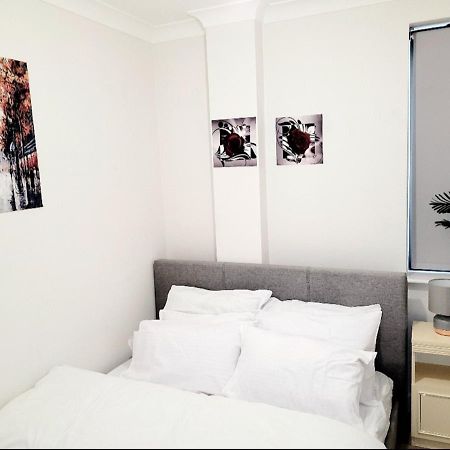 West Byfleet 2 Bedroom Apt With 2 Comfortable King Size Beds, Free Private Parking, Easy Access To London المظهر الخارجي الصورة