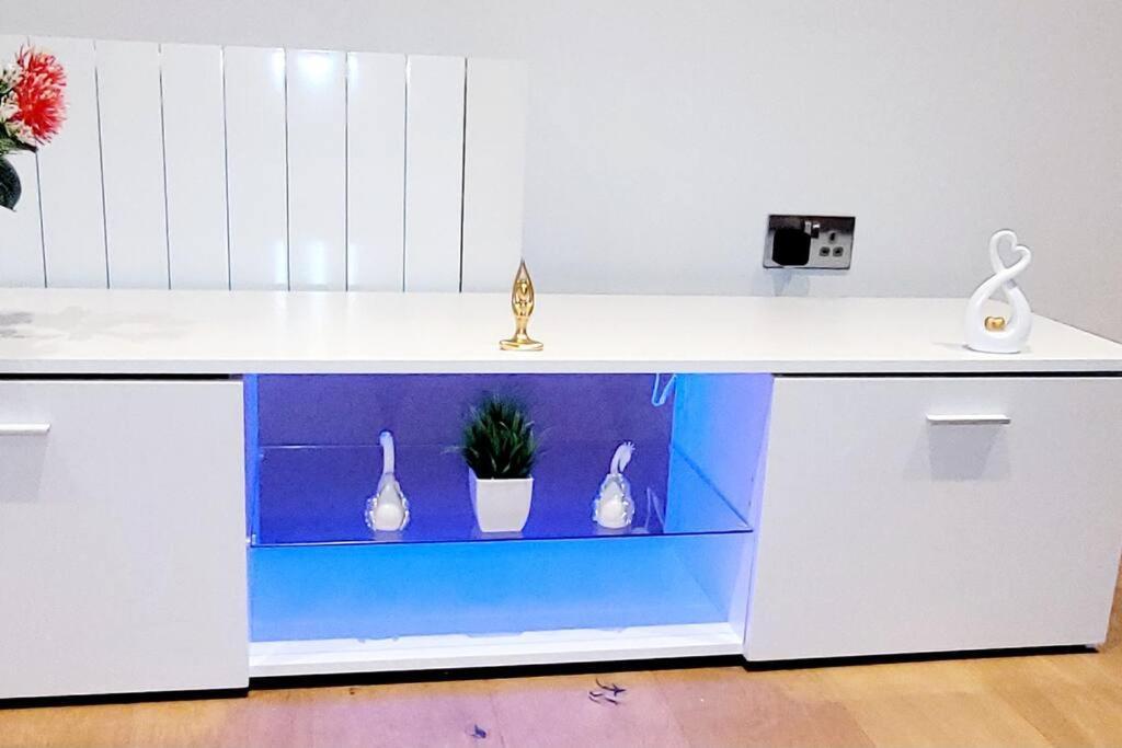 West Byfleet 2 Bedroom Apt With 2 Comfortable King Size Beds, Free Private Parking, Easy Access To London المظهر الخارجي الصورة